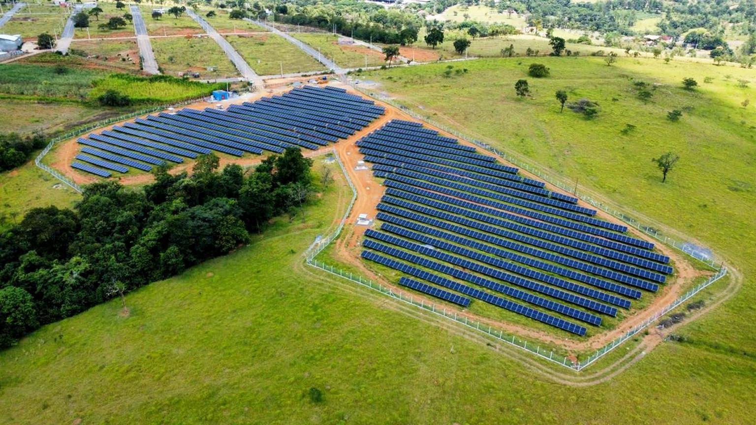 Usina F com painéis solares