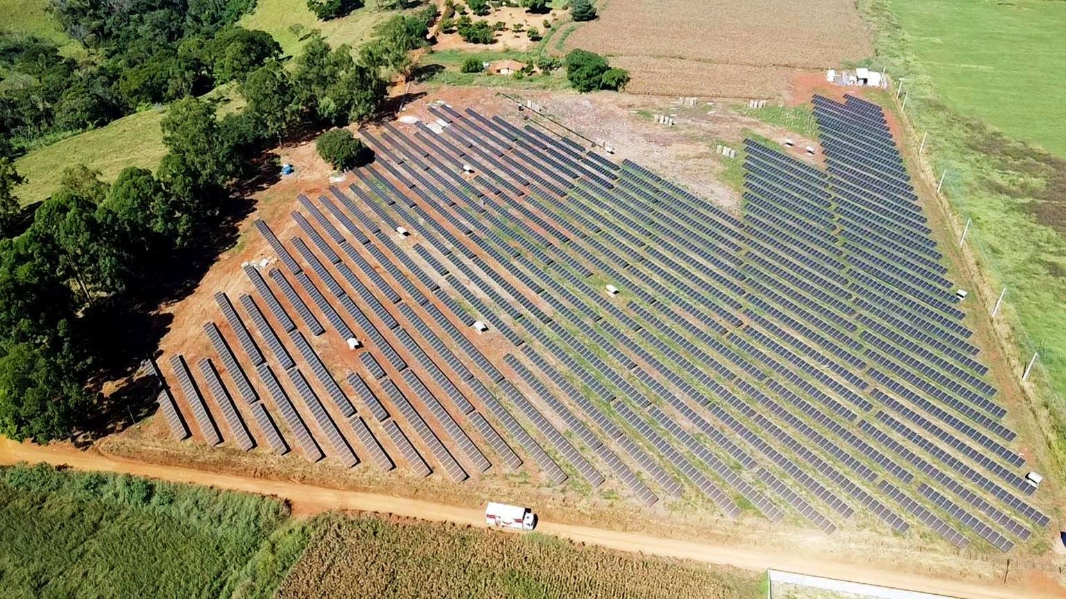 Usina E com painéis solares