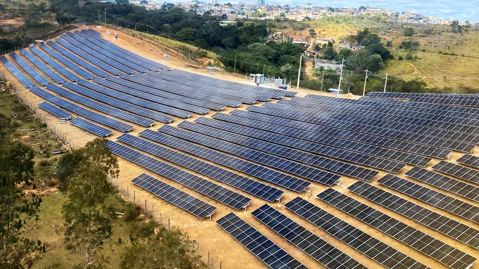 Usina B com painéis solares