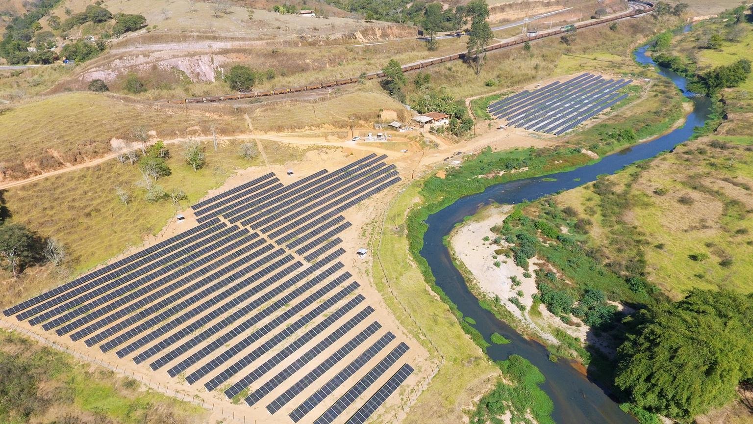 Usina D com painéis solares