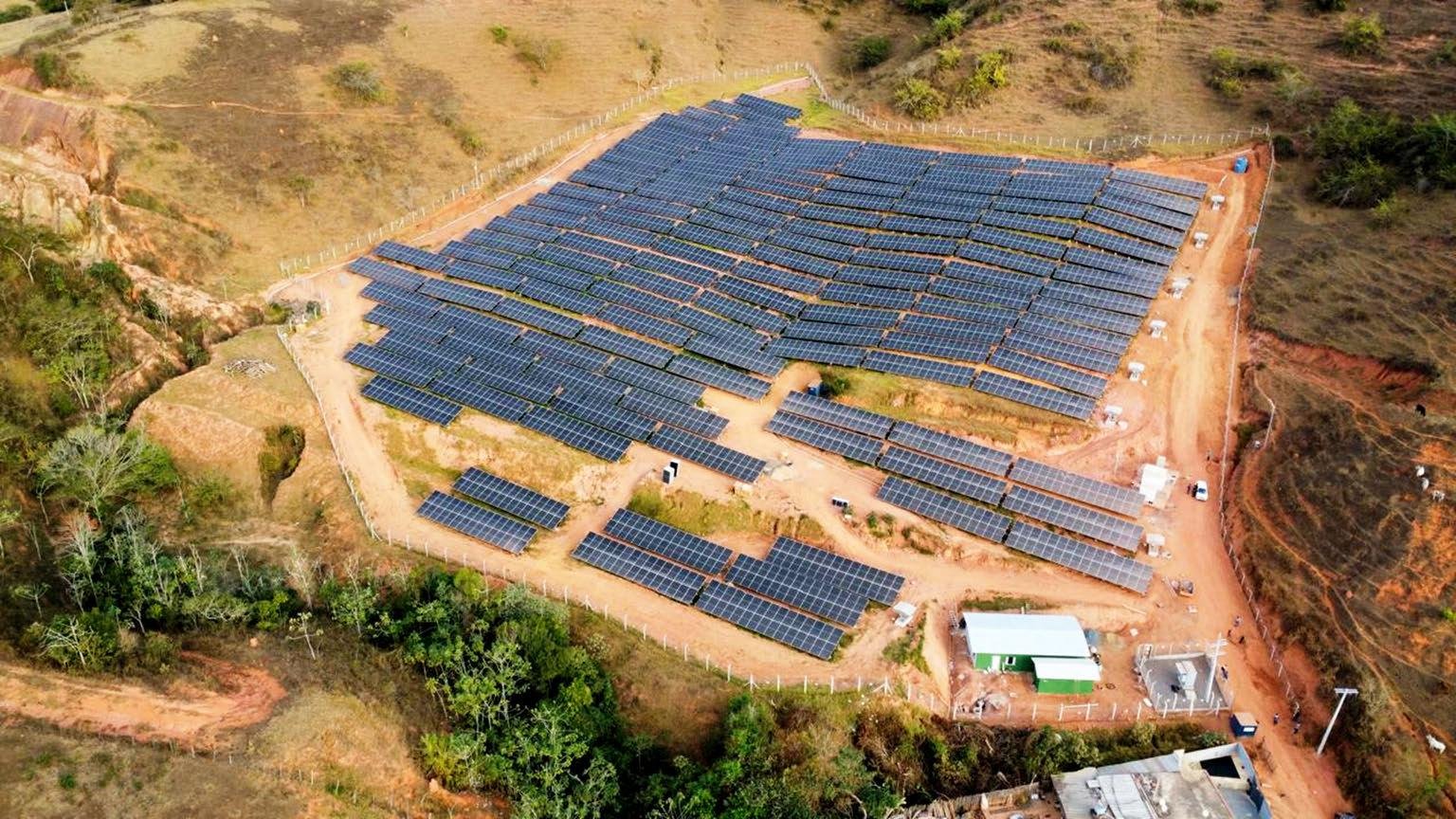 Usina C com painéis solares