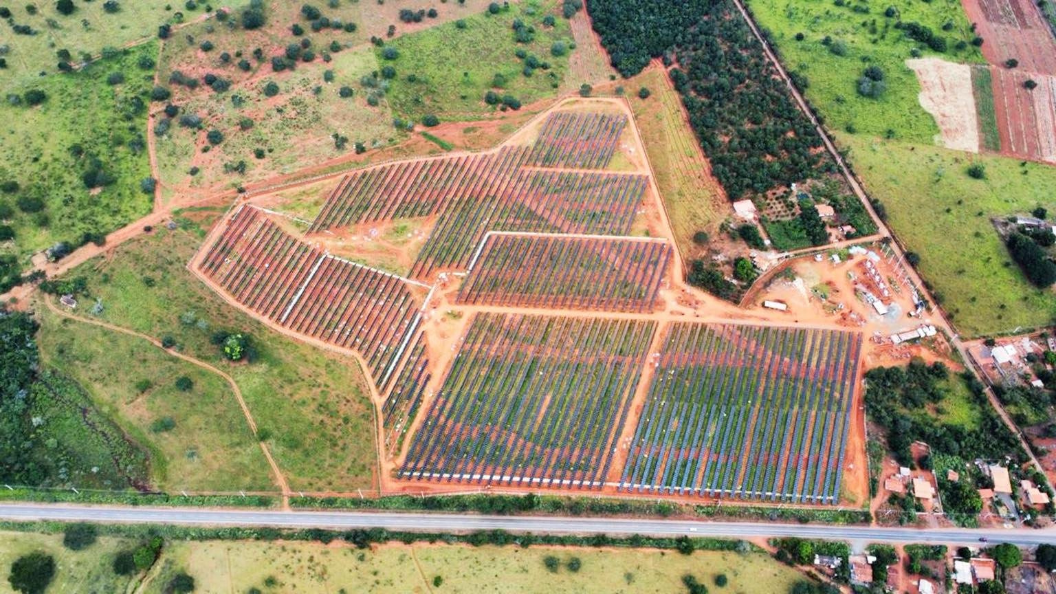 Usina A com painéis solares