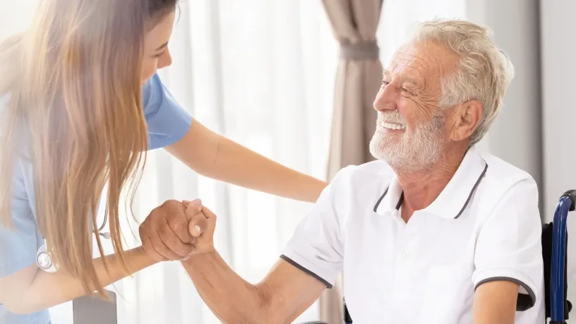 Profissional de saúde oferecendo cuidado domiciliar com segurança e atenção