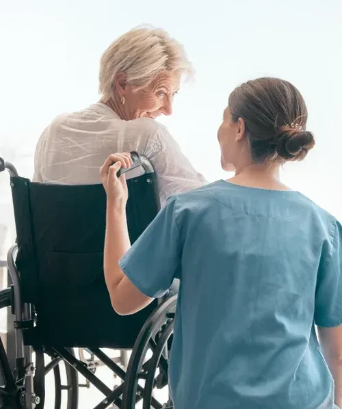 Profissional de saúde oferecendo cuidado domiciliar com segurança e atenção