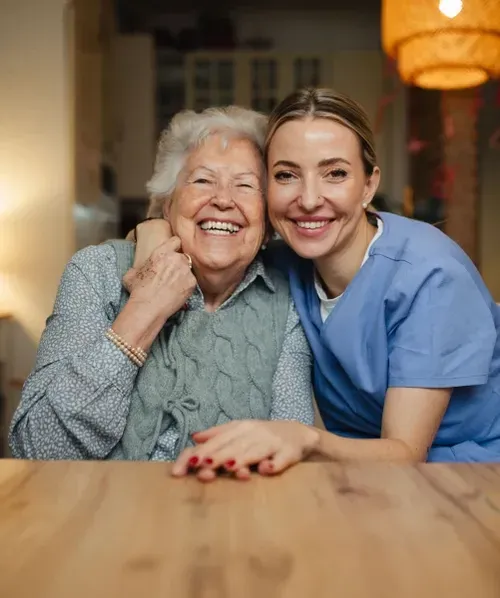 Profissional de enfermagem realizando atendimento domiciliar com paciente