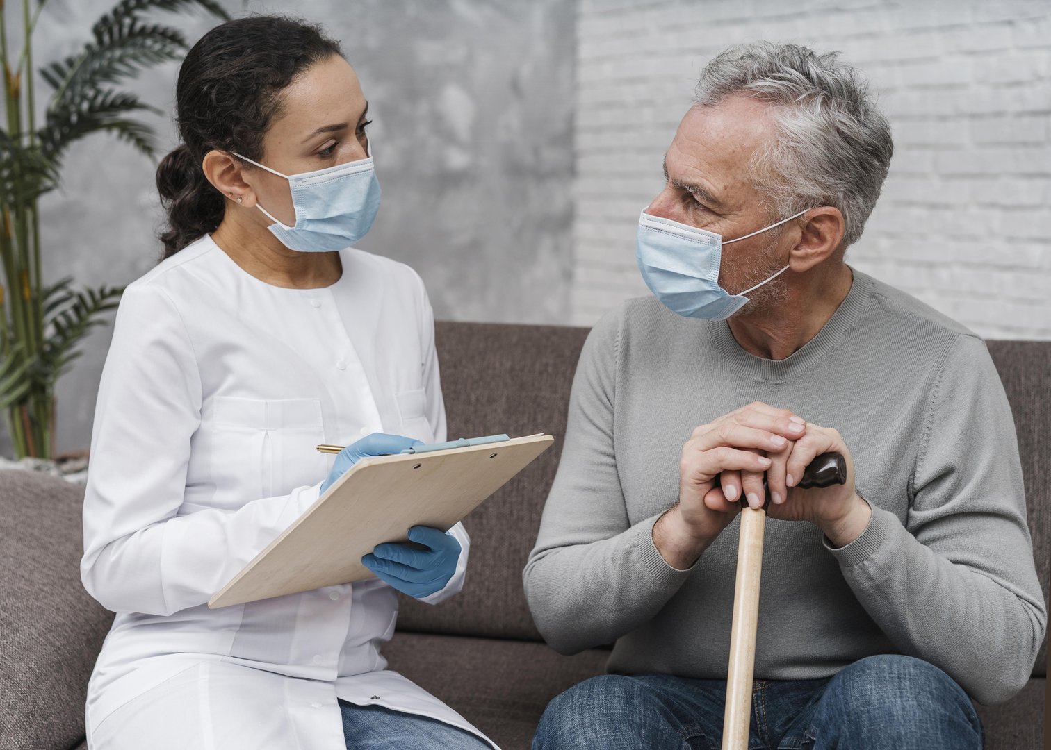 Médico realizando avaliação clínica