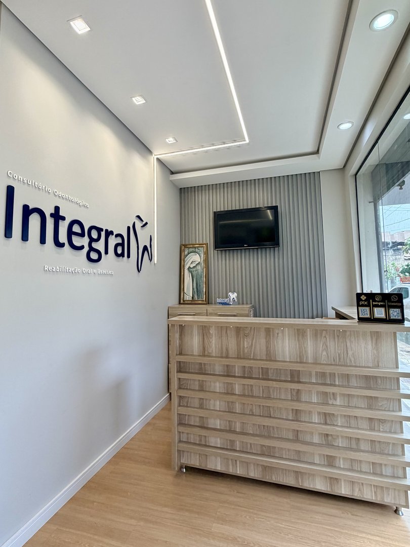 Dentista realizando atendimento acolhedor em consultório odontológico