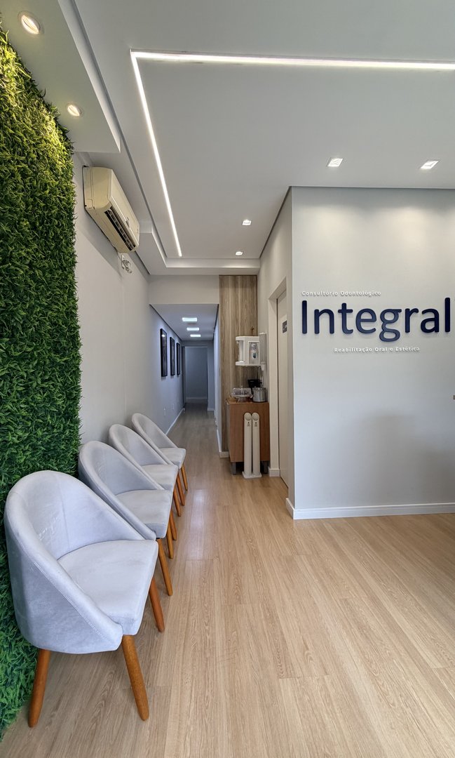 Profissional de saúde conversando com paciente durante avaliação