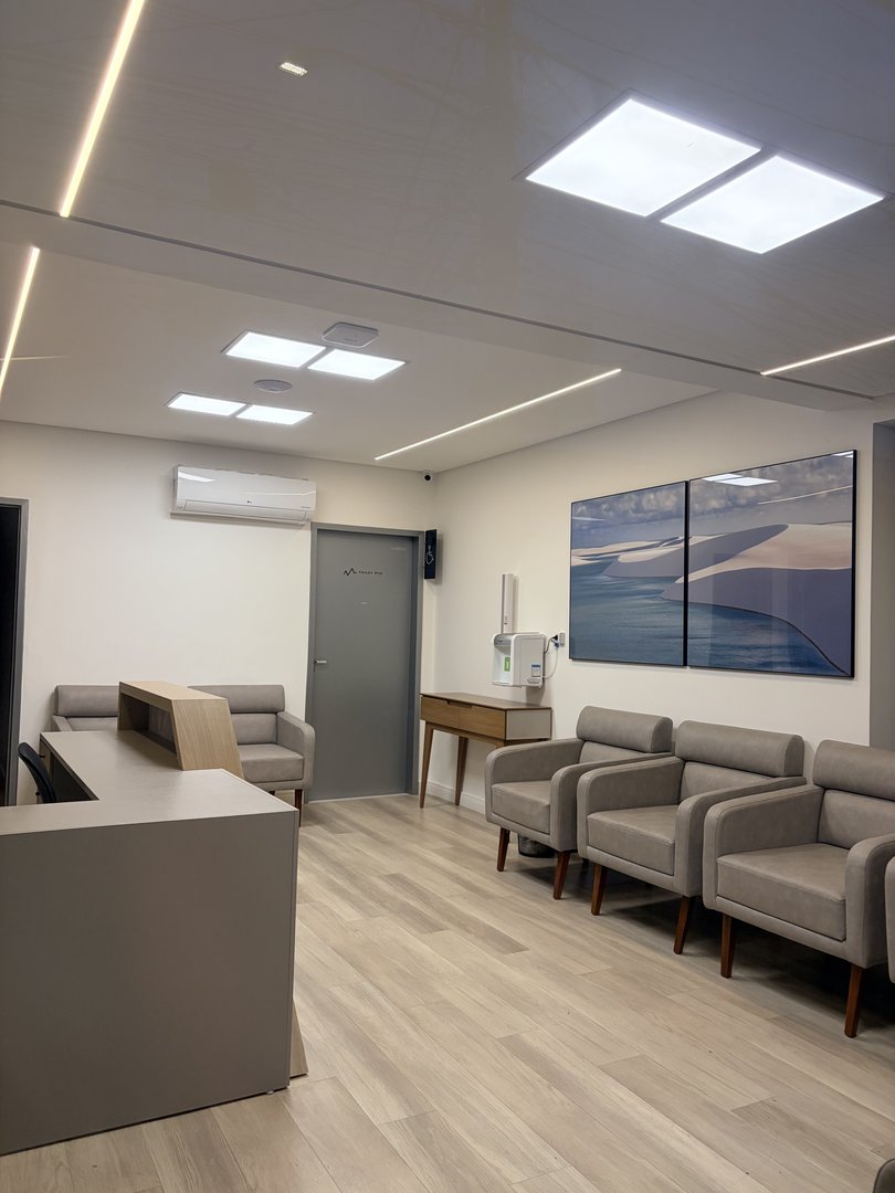 Ambiente de clínica com recepção organizada e acolhedora