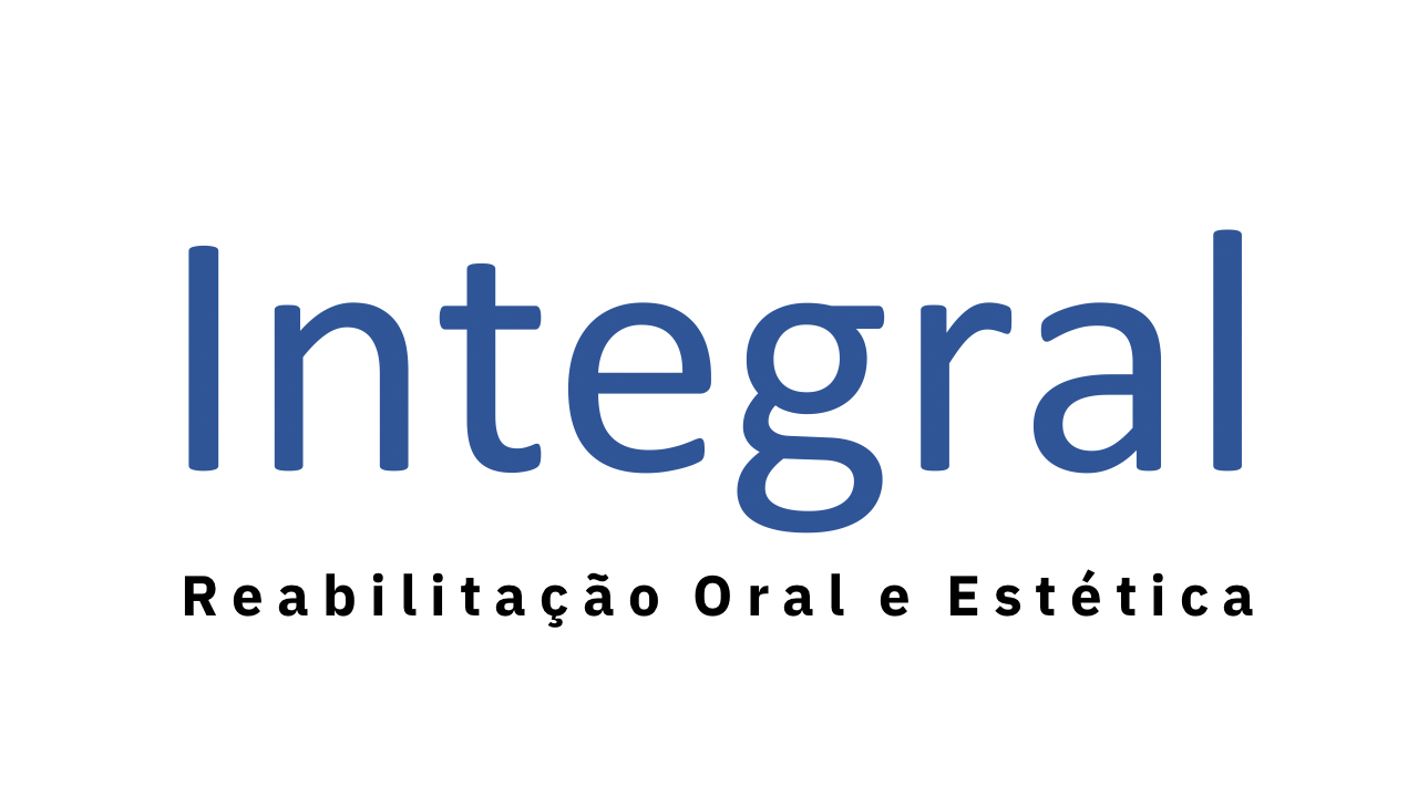 Dentista avaliando paciente em consultório odontológico