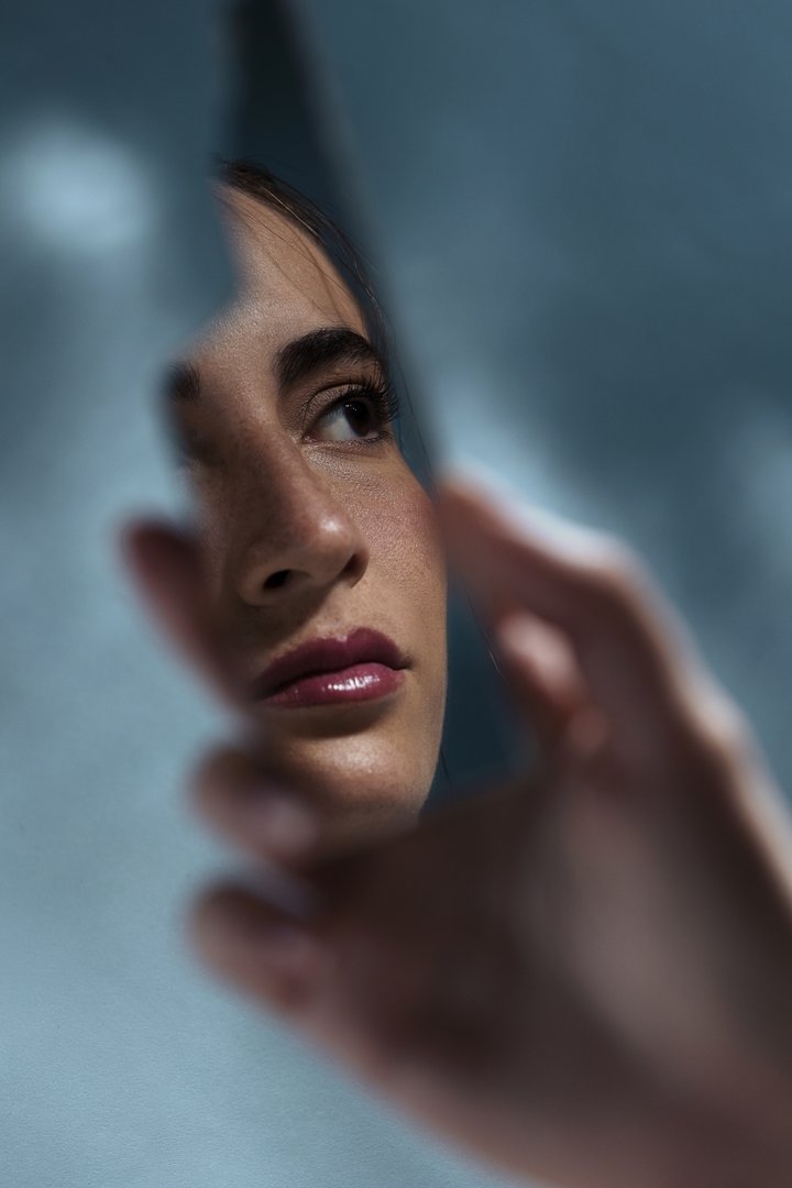 Caderno aberto com anotações e luz suave, simbolizando processo e reflexão