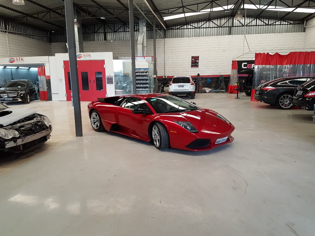 Acabamento automotivo premium com brilho e proteção de pintura (vitrificação)