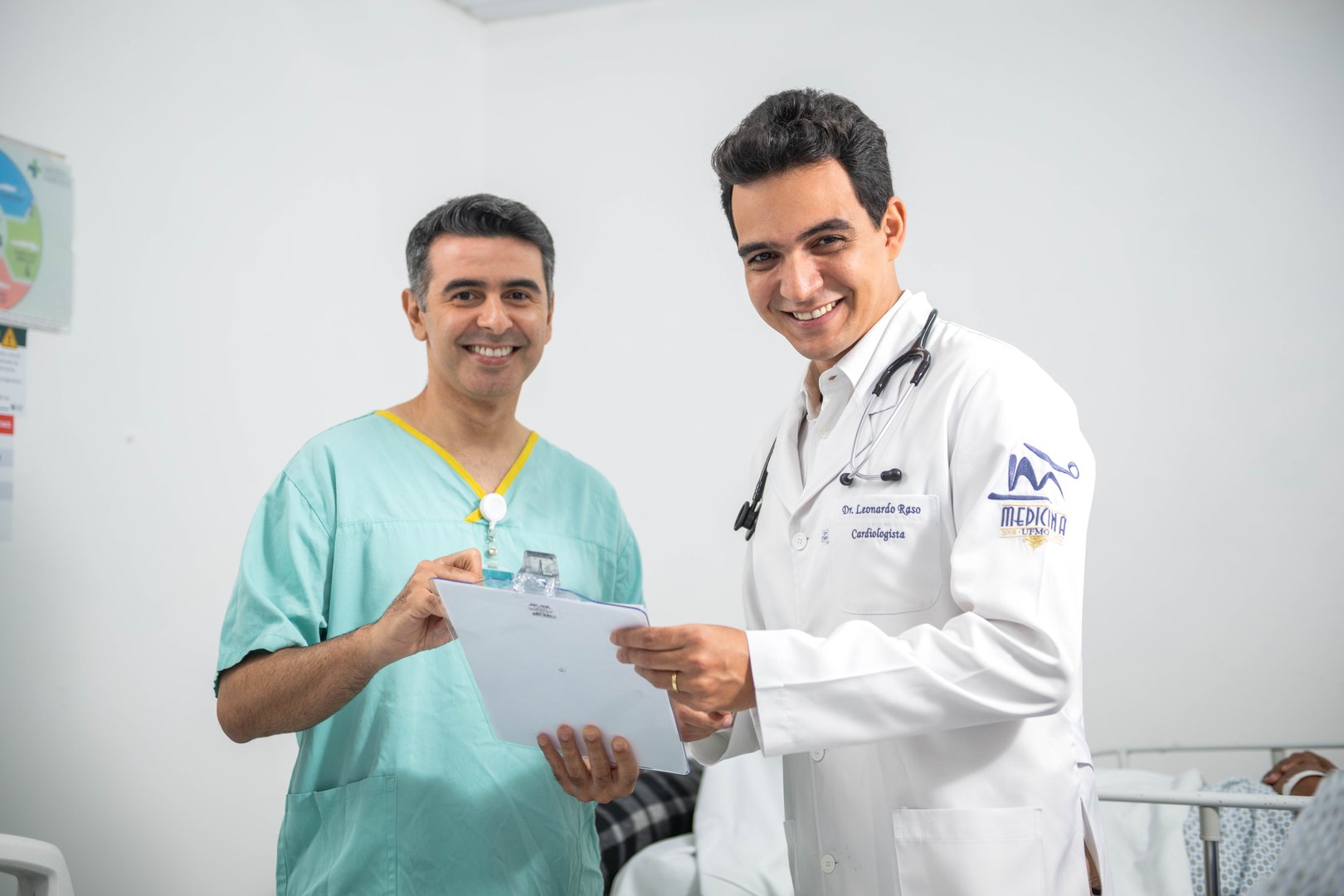 Profissional de saúde oferecendo cuidado e apoio em ambiente hospitalar