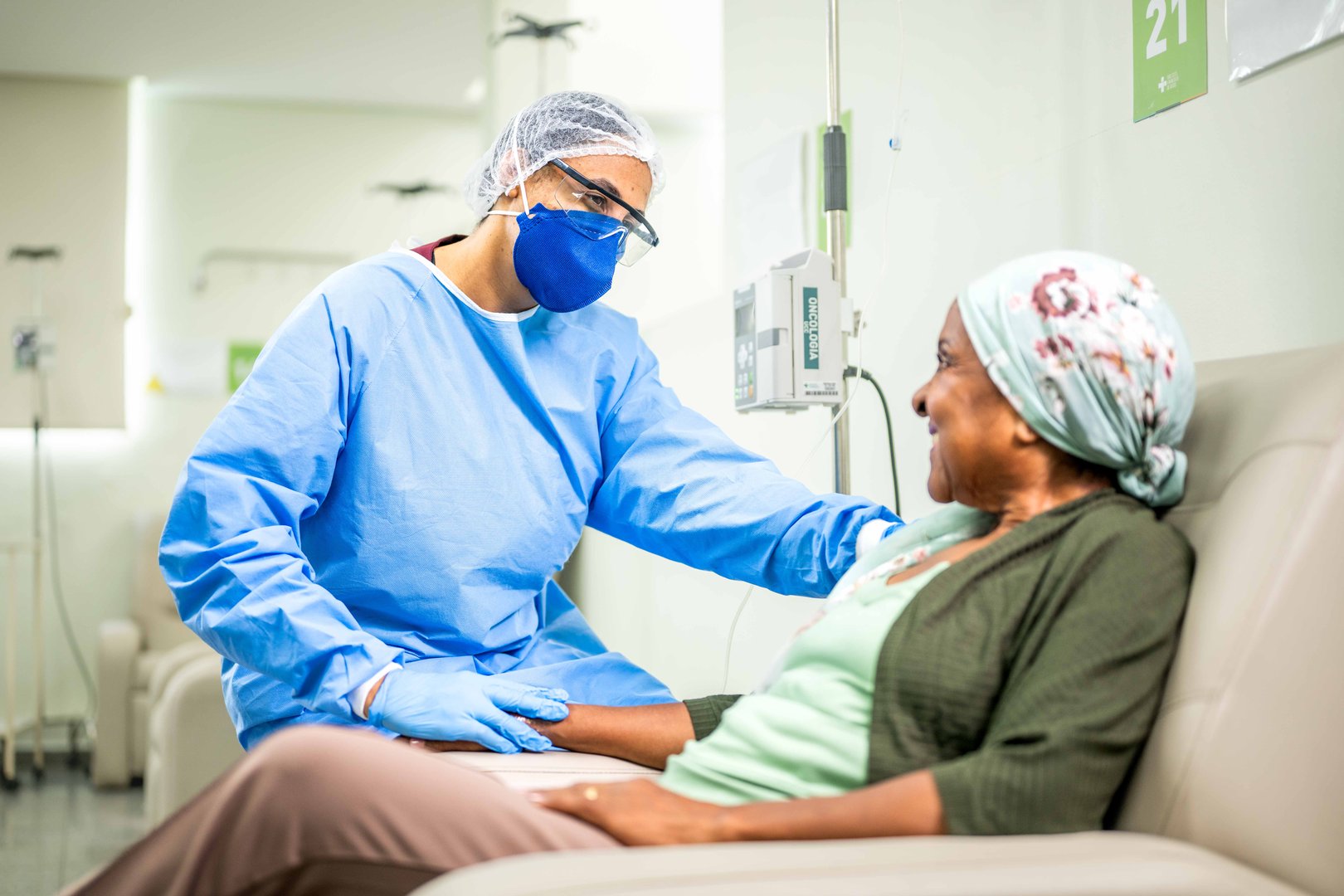 Equipe médica em ambiente hospitalar representando atendimento humanizado