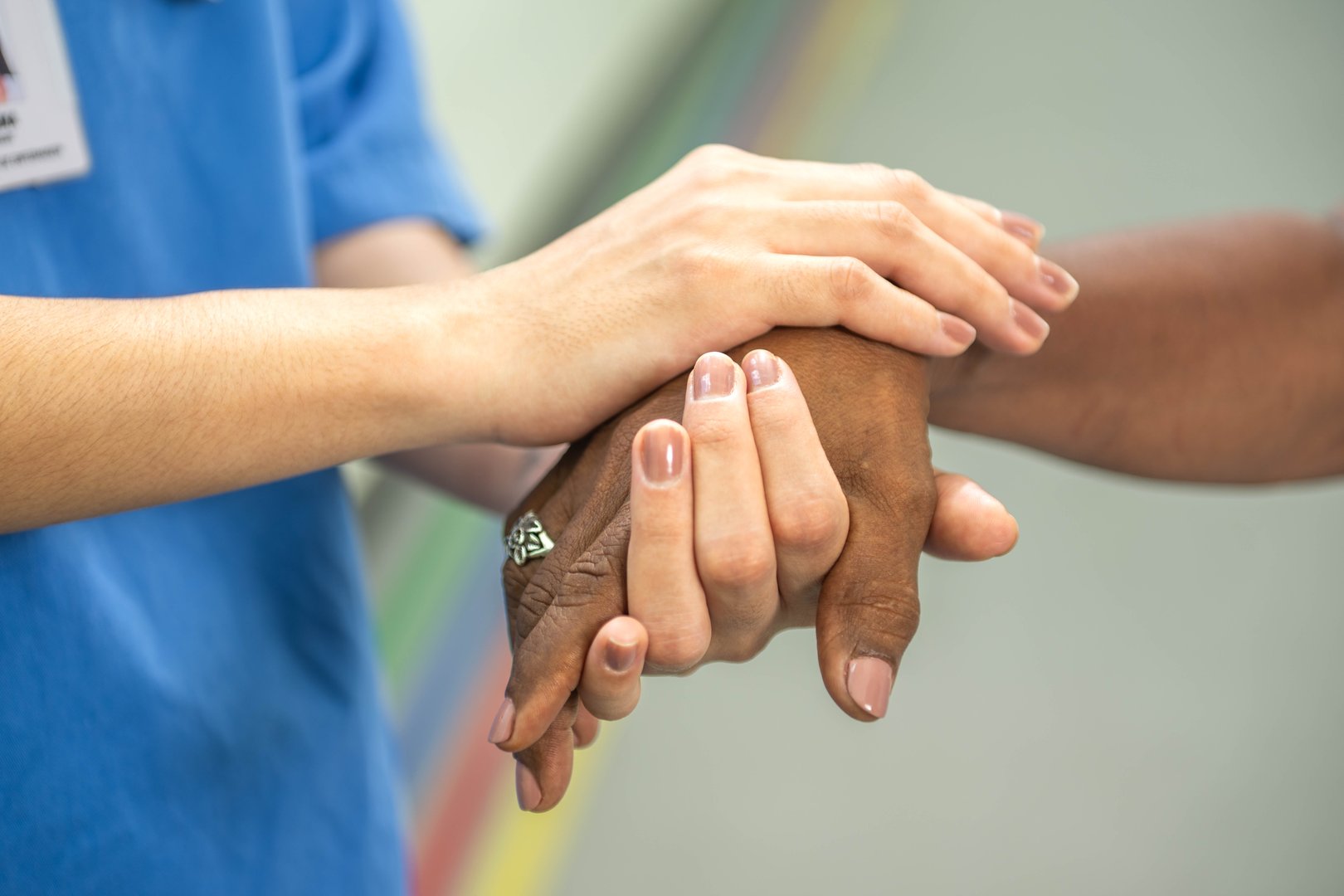 Profissional de saúde em ambiente hospitalar reforçando a importância da mobilidade segura