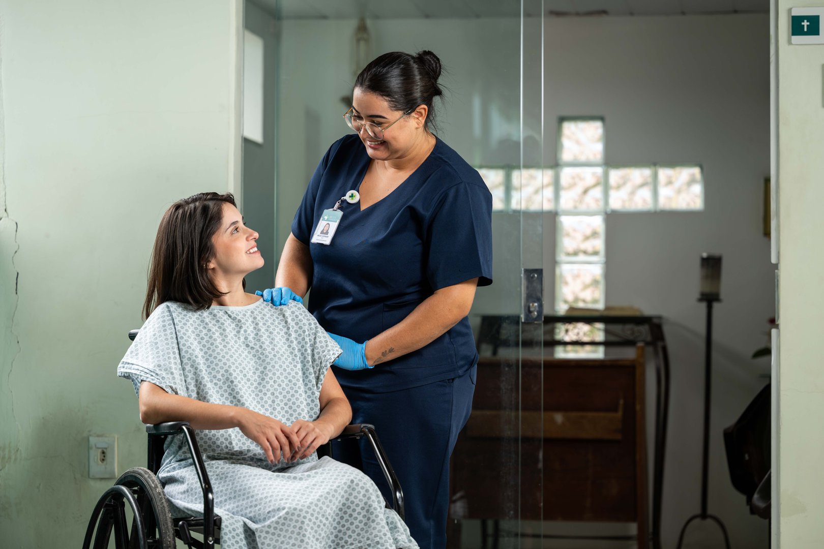 Cadeira de rodas hospitalar em corredor clínico