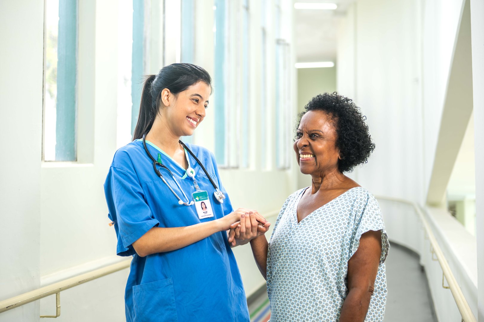 Profissionais de saúde oferecendo cuidado seguro e digno