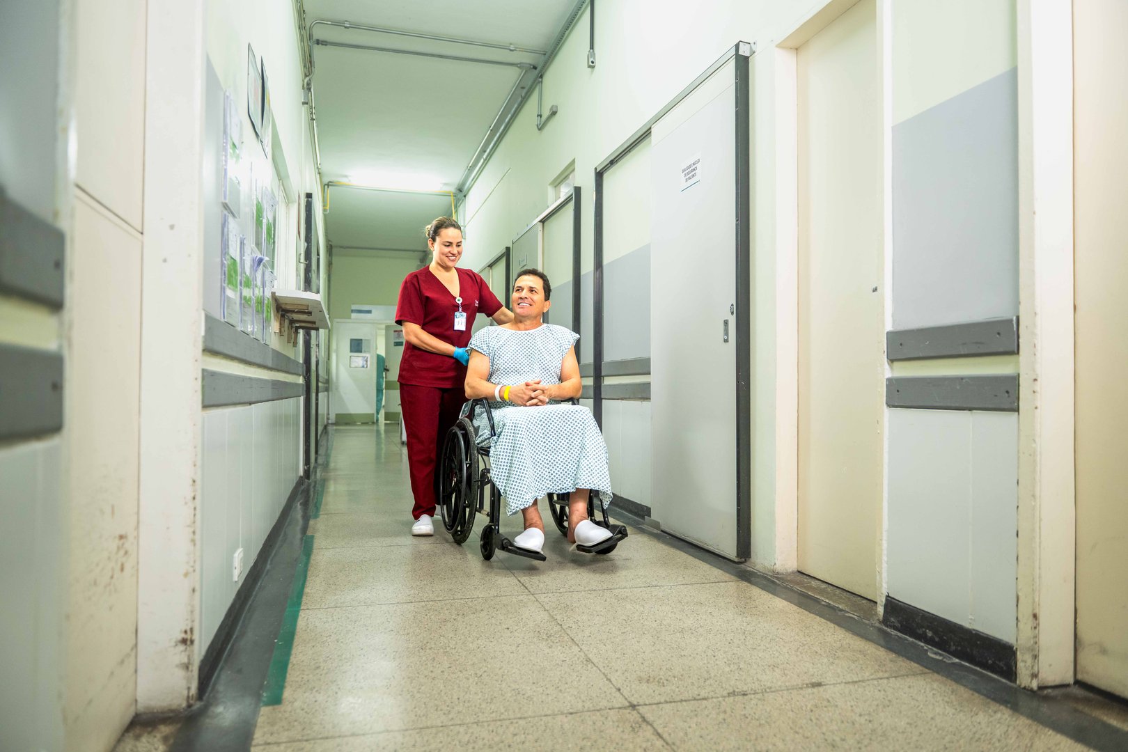 Equipamento hospitalar para higiene e cuidado de pacientes