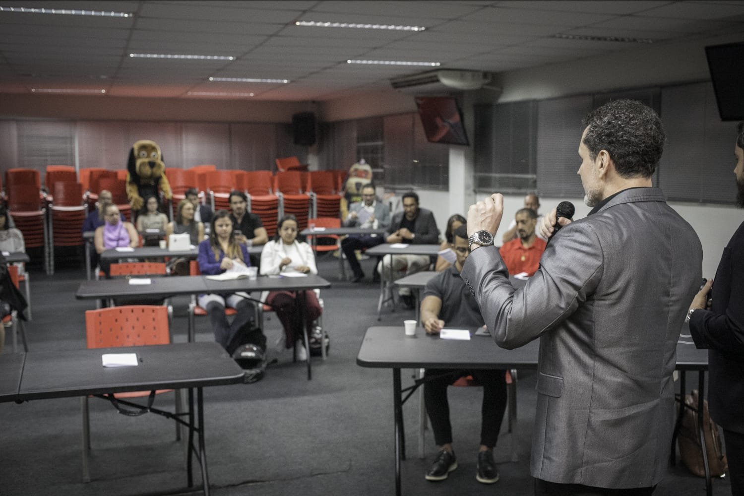 Equipe discutindo oportunidades de negócio